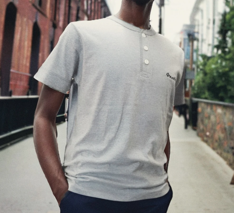 ヘンリーネックとは|特徴・由来・似合う人は?ダサくならない着こなし方は?